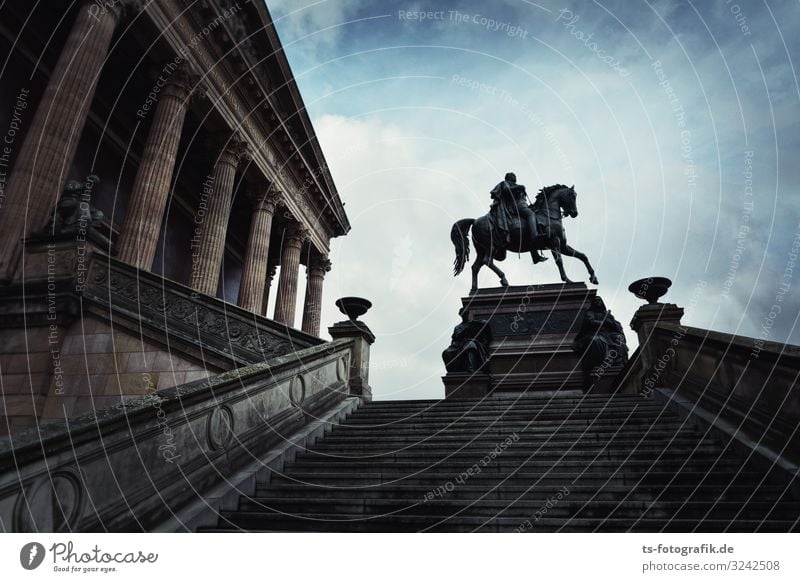 Black Beauty auf der Alten Nationalgalerie in Berlin Kunst Museum Kunstwerk Skulptur Architektur Kultur Berlin-Mitte Museumsinsel Hauptstadt Stadtzentrum Haus