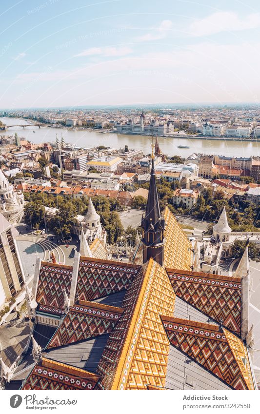 Helle Flusslandschaft unter bewölktem Himmel mit Häusern und Gebäuden o Stadt Großstadt Brücke Kanal Boot fließend Windstille Landschaft Budapest Natur strömen