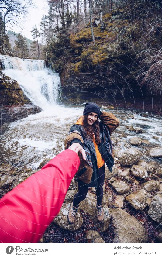 Frau führt von Hand Person zum Bergwasserfall Blei Berge u. Gebirge Wasserfall folgend Spaziergang Halt kalt Wald Teich Kaskade Immergrün Kälte mir folgen jung