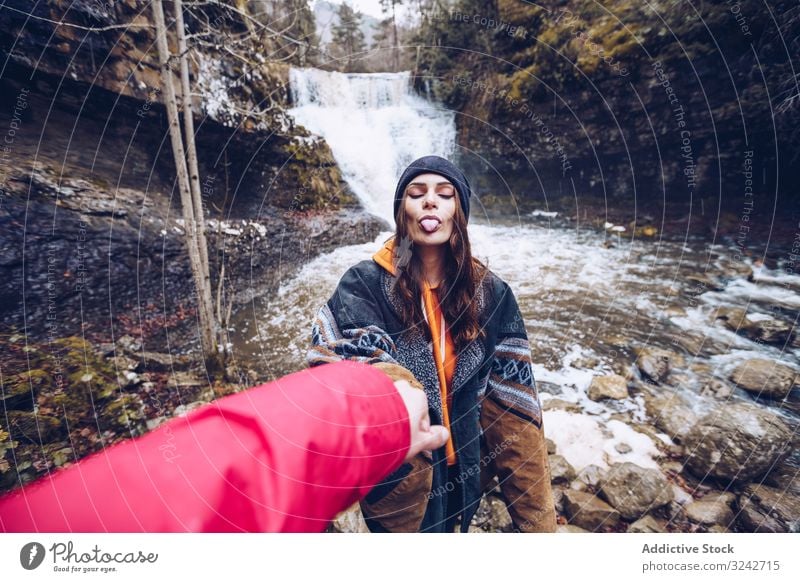 Frau führt von Hand Person zum Bergwasserfall Blei Berge u. Gebirge Wasserfall folgend Spaziergang Halt kalt Wald Teich Kaskade Immergrün Kälte mir folgen jung