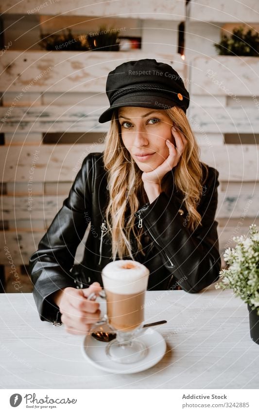 Frau, die Kaffee aus einem Glas trinkt lecker genießen unordentlich schäumen heiter Erwachsener süß Café geschmackvoll Kantine blond stylisch Glück Vergnügen