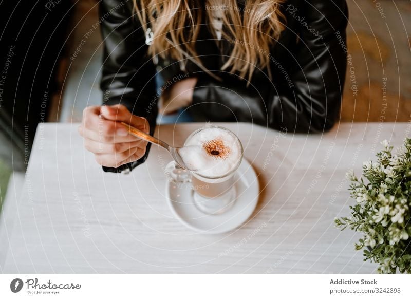 Frau, die Kaffee aus einem Glas trinkt lecker genießen unordentlich schäumen heiter Erwachsener süß Café geschmackvoll Kantine blond stylisch Glück Vergnügen