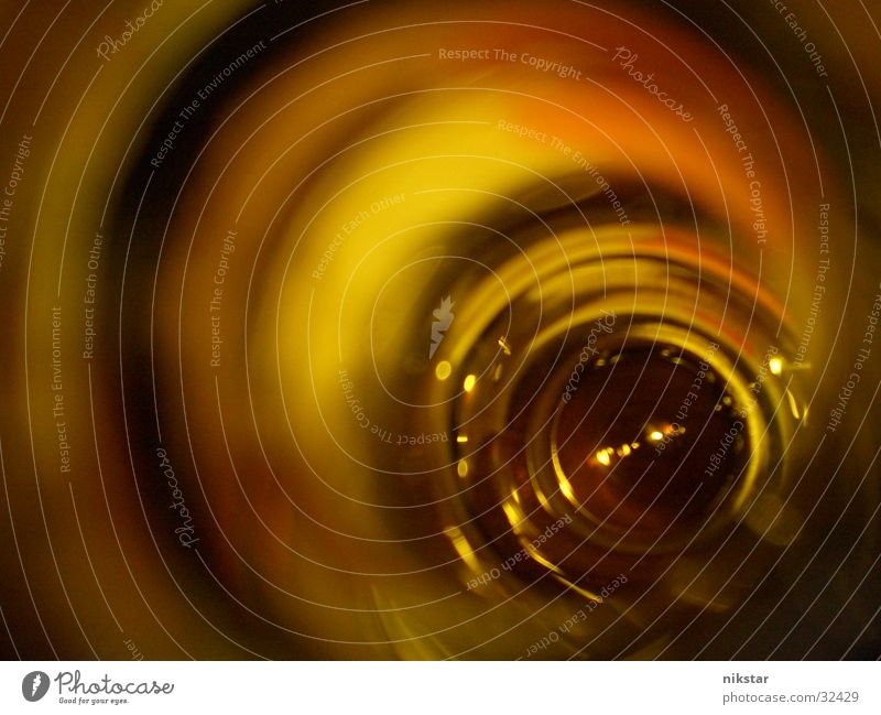 bier leer Alkoholisiert Bier grün Getränk trinken Kreis rund hart Stabilität tief Blick nach unten obskur entleert Flasche Glas orang blau sternburger