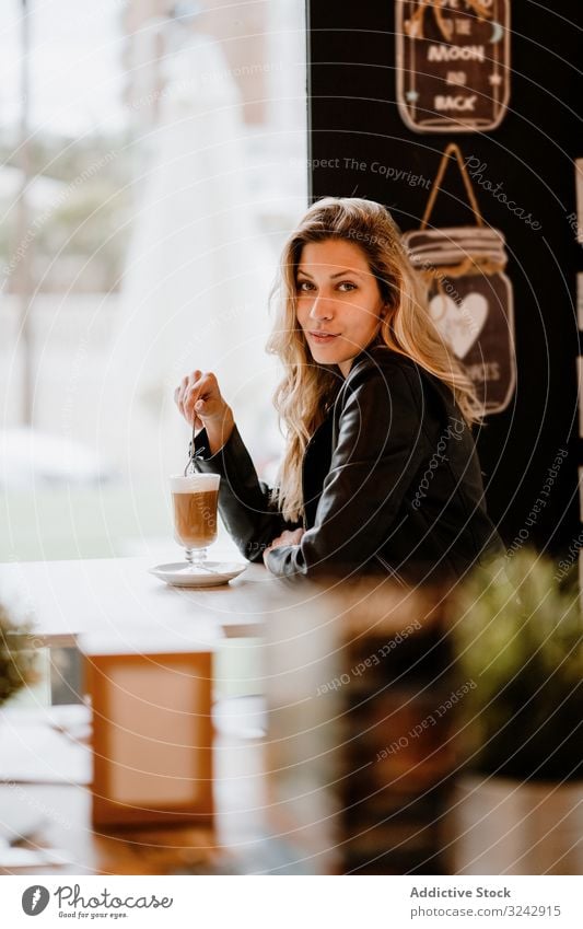 Frau, die Kaffee aus einem Glas trinkt lecker genießen unordentlich schäumen heiter Erwachsener süß Café geschmackvoll Kantine blond stylisch Glück Vergnügen