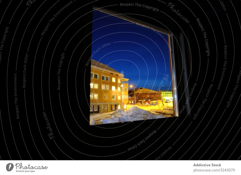 Beleuchtete Straße hinter dem Hausfenster Stadt Winter Nacht Illumination Fenster Raum dunkel kalt cool Saison niemand Himmel Außenseite Struktur Konstruktion