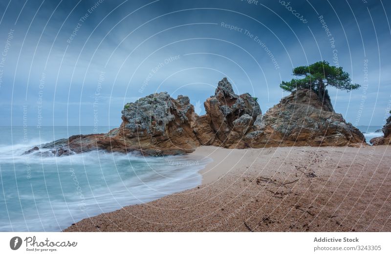 Steinküste in Wassernähe MEER Ufer Costa Brava Spanien Küste Ansicht Bucht Felsen Formular erstaunlich Meer reisen Tourismus Strand Sommer Abenteuer Oberfläche