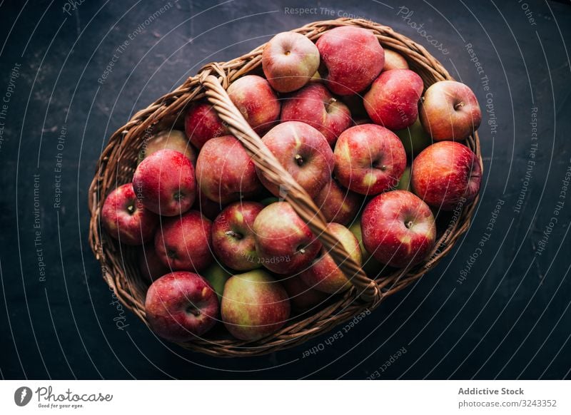 Frische rote Äpfel Apfel frisch reif Tisch Frucht geschmackvoll süß Gesundheit Lebensmittel Sommer Vitamin lecker saftig Diät roh natürlich Erfrischung