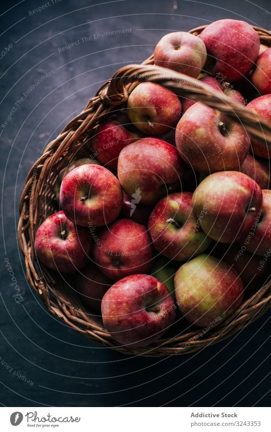 Frische rote Äpfel Apfel frisch reif Tisch Frucht geschmackvoll süß Gesundheit Lebensmittel Sommer Vitamin lecker saftig Diät roh natürlich Erfrischung