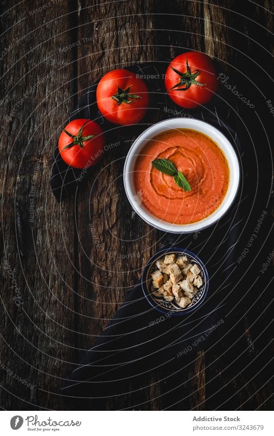 Hausgemachte typisch spanische Gazpacho. Tomatensuppe Suppe Vegetarier Gemüse salmorejo Lebensmittel rot Gesundheit gesunde Ernährung Schalen & Schüsseln Entzug