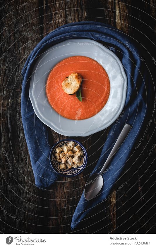 Hausgemachte typisch spanische Gazpacho. Tomatensuppe Suppe Vegetarier Gemüse salmorejo Lebensmittel rot Gesundheit gesunde Ernährung Schalen & Schüsseln Entzug