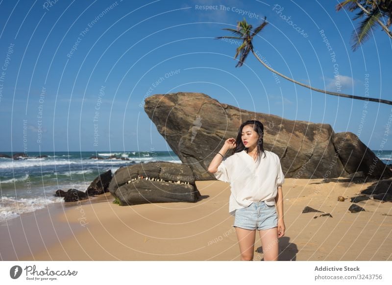 Frau in Strandbekleidung geht barfuss auf Sand Sri Lanka Strand von Mirissa schön Sommer jung Urlaub Meer winken sinnlich Natur Schönheit Mode Wasser Körper