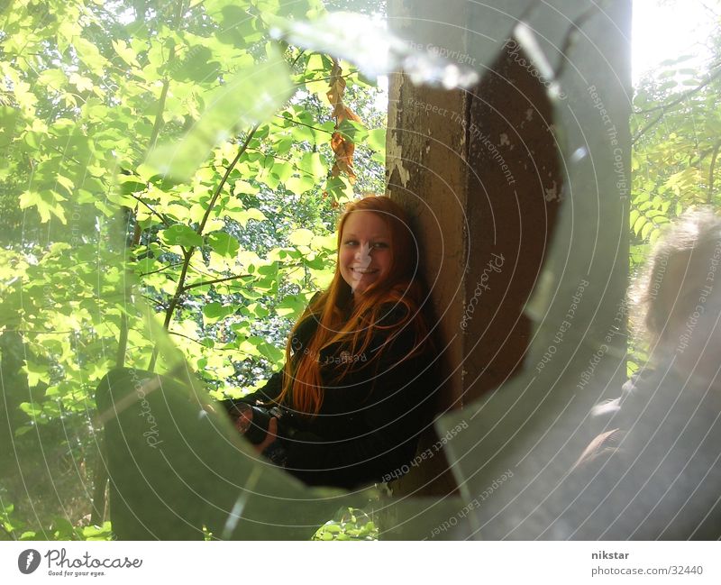 auf'm geländer Frau Mädchen Fenster Scherbe kaputt gebrochen Baum grün schwarz Loch Säule Geländer Garten Pflanze