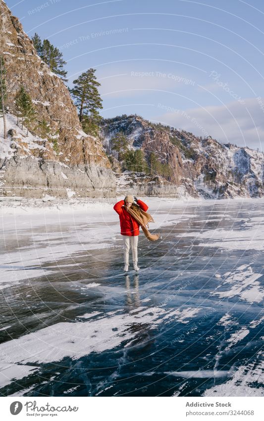 Frau läuft Schlittschuh auf gefrorenem Fluss Schlittschuhlaufen Eis Winter Berge u. Gebirge Felsen kalt Sibirien Aktivität Natur Sportbekleidung Russland