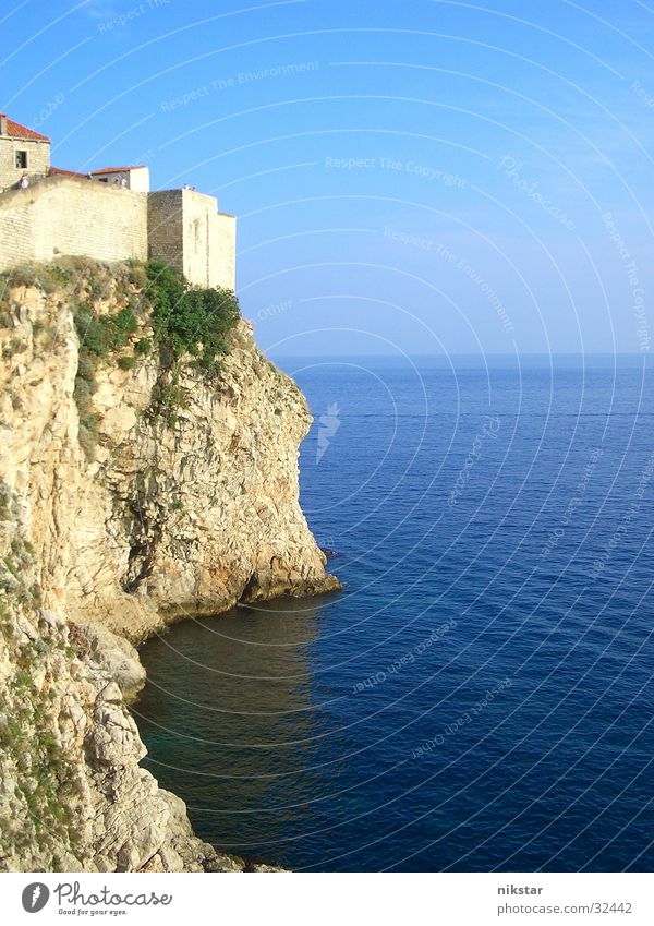 dubrovnik / küste Klippe Festung Meer Atlantik Wellen Ruine Verfall Europa historisch Stadtmauer Wasser Himmel Natur Felsen Stein alt Landschaft