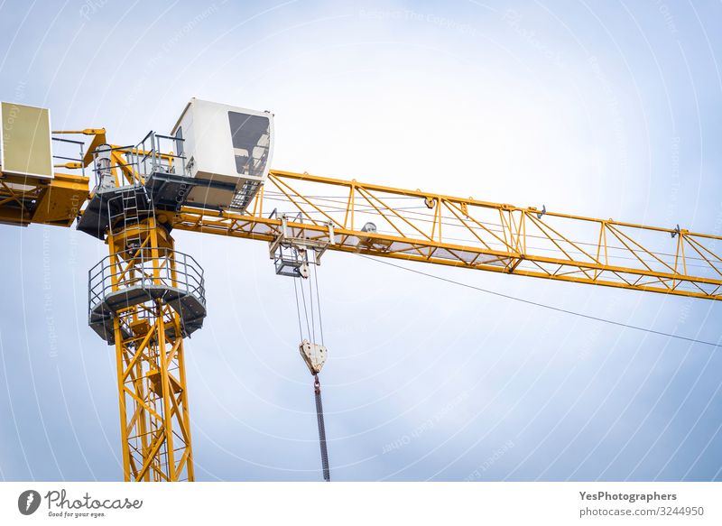 Gelber Turmkran in Nahaufnahme. Kran auf einer Baustelle Maschine Baumaschine Gebäude Architektur Stahl hoch stark Aktion Baden-Württemberg groß Blauer Himmel