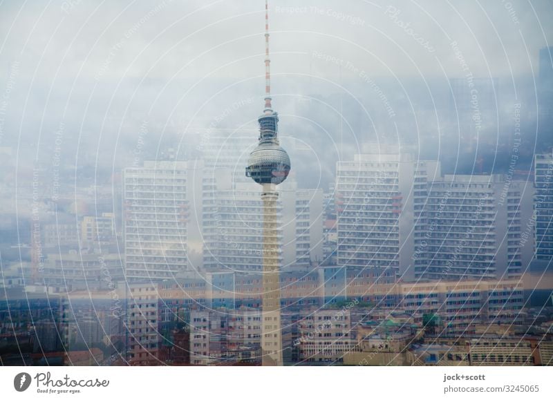 Himmelreich Berlin Mitte Klimawandel Nebel Berlin-Mitte Stadtzentrum Sehenswürdigkeit Wahrzeichen Berliner Fernsehturm Bekanntheit Mittelpunkt Surrealismus