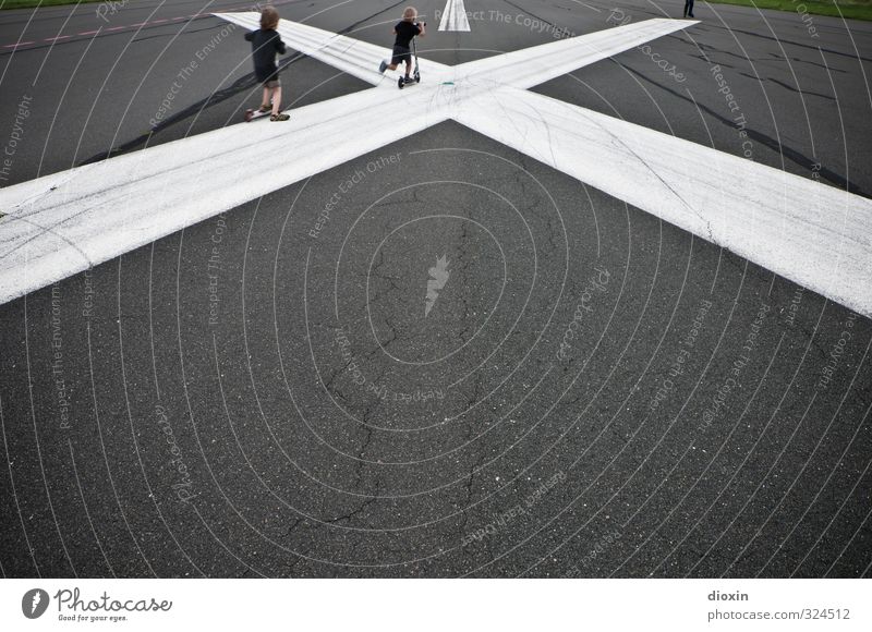 grafisch | X Freizeit & Hobby Spielen Tretroller Kind Kindheit 2 Mensch 3-8 Jahre Verkehr Luftverkehr Flughafen Flugplatz Landebahn Kreuz Linie fahren