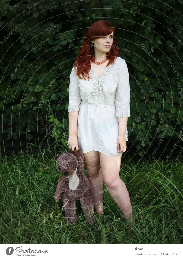 Shakes with a bear feminin Frau Erwachsene 1 Mensch Wiese Wald Kleid Schmuck rothaarig langhaarig Teddybär Spielzeug beobachten festhalten Blick stehen warten