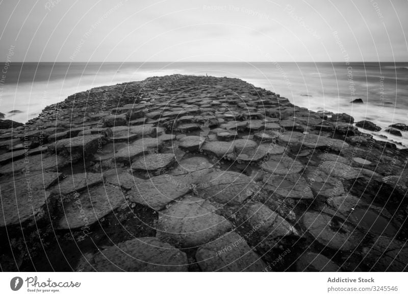 Meer und Klippen an bewölktem Tag MEER Himmel Wasser Natur Felsen Landschaft Horizont friedlich malerisch ruhig Windstille idyllisch reisen Tourismus Abenteuer