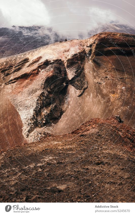 Klippen bei Neuseeland Felsen Berge u. Gebirge wolkig Himmel grau Sträucher Stein malerisch Landschaft Natur Gipfel Abenteuer extrem wandern Trekking Hügel