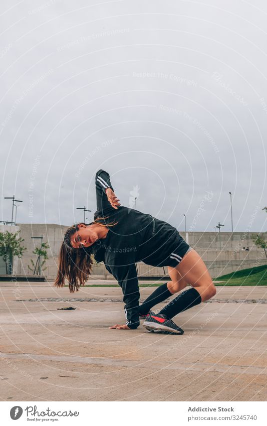 Hip-Hop-Tänzerin in auffälliger Pose in aktiver Kleidung im Freien Frau Tanzen Sport Training Aktion Zeitgenosse Energie professionell Hobby talentiert