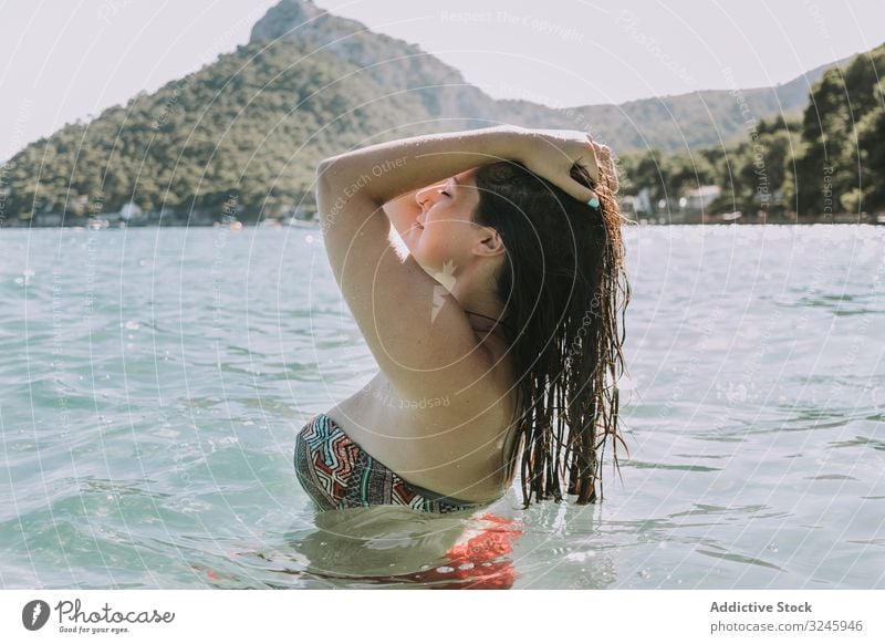 Frau ruht sich im Wasser am Meeresufer aus aussruhen Tourist malerisch Landschaft Strand schön Urlaub reisen Ausflug Bräune Meereslandschaft MEER Resort