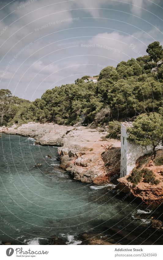 Meeresküste und Klippen Meeresufer MEER Küste Natur Landschaft Meereslandschaft Felsen Wasser Strand reisen malerisch Ufer Küstenlinie Himmel Seeküste natürlich