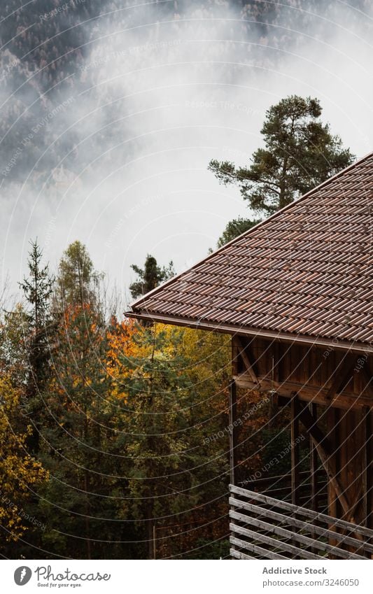 Einsames Haus im Feld am Berg Tal Landschaft Berge u. Gebirge reisen Tourismus Ausflugsziel Gebäude Wiese ländlich wohnbedingt malerisch Örtlichkeit Architektur