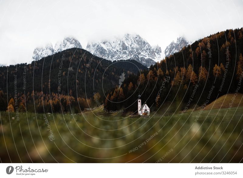 Kleine Kirche auf einer Klippe in der Nähe von Wald und Bergen reisen Berge u. Gebirge Herbst Himmel ländlich Landschaft Tourismus Architektur Wahrzeichen Natur