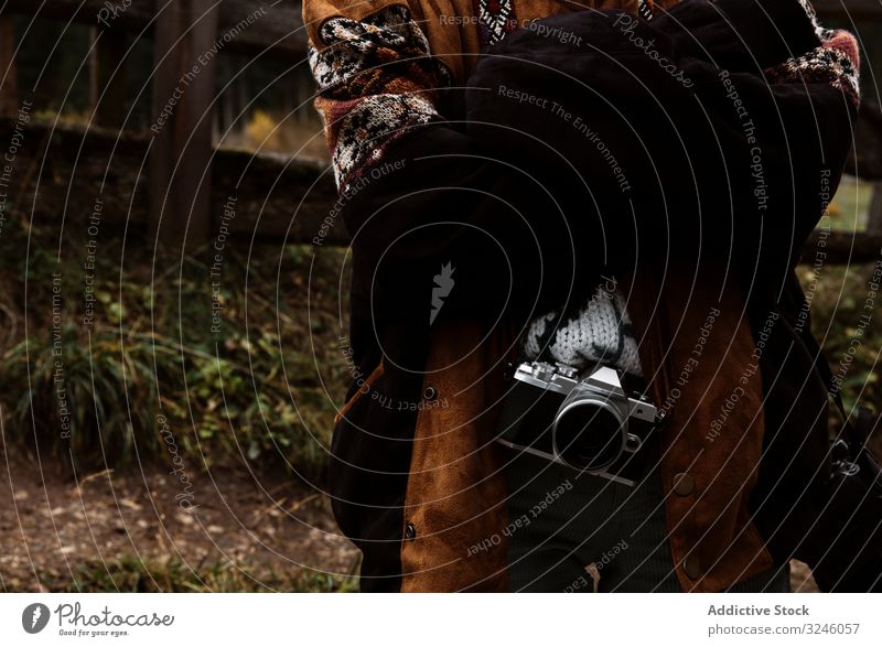 Frau mit Kamera steht in der Nähe einer Kirche in den Bergen Reisender Foto reisen Zaun Fotografie Bild Fotokamera unter einfangen Herbst im Freien ländlich