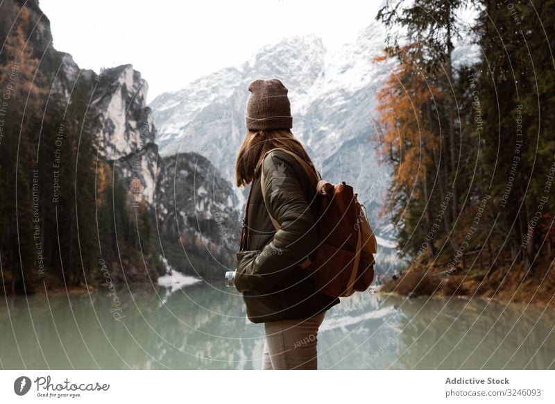 Frau erfreut sich an Aussichten in der Nähe von See und Bergen Tourismus Wasser Boot Nebel wolkig reisen Landschaft Urlaub Abenteuer Natur schön Himmel