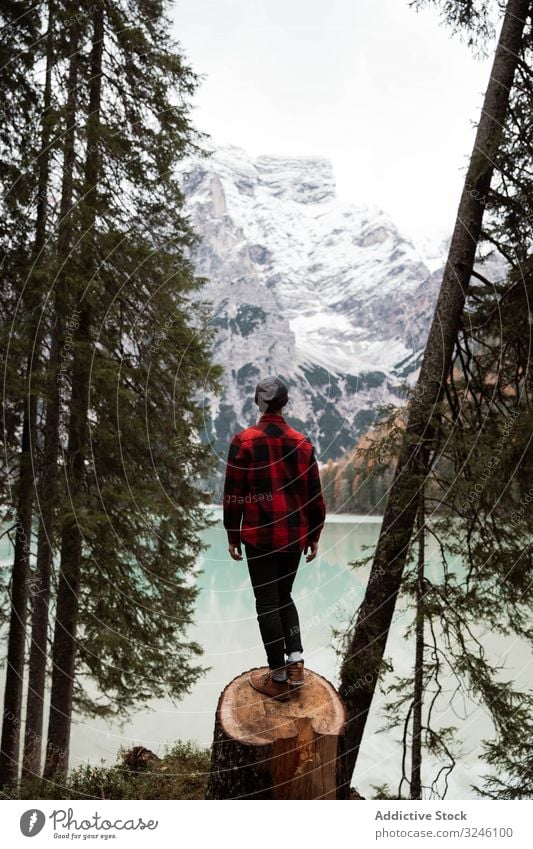 Mann, der sich an Aussichten in der Nähe von See und Bergen erfreut Tourismus Wasser Boot Nebel wolkig reisen Landschaft Urlaub Abenteuer Natur schön Himmel