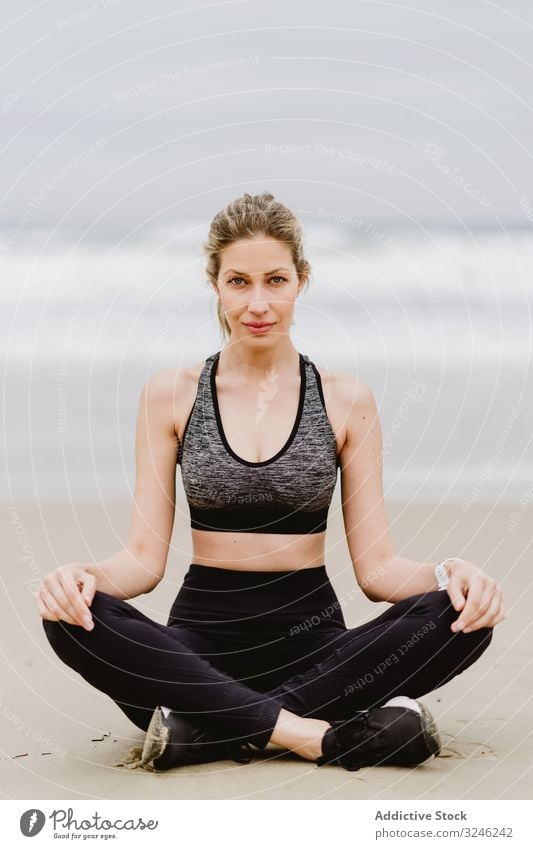 Am Strand meditierende Frau Yoga üben MEER Meer Übung Gleichgewicht Training jung Athlet aktiv Windstille Ruhe Sportbekleidung Körper Fitness Gesundheit