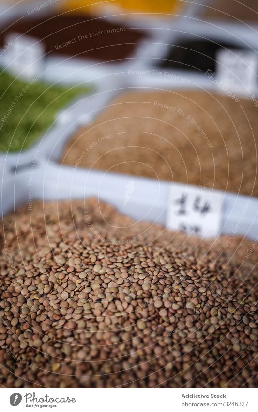 Straßenmarkt des Sortiments an frischem Obst und Gemüse Linsen Lebensmittel Markt Frucht organisch gesunde Ernährung farbenfroh grün Verkaufswagen natürlich