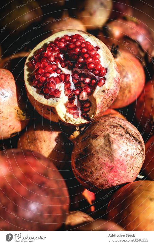 Straßenmarkt des Sortiments an frischem Obst und Gemüse Granatapfel Lebensmittel Markt Frucht organisch gesunde Ernährung farbenfroh grün Verkaufswagen