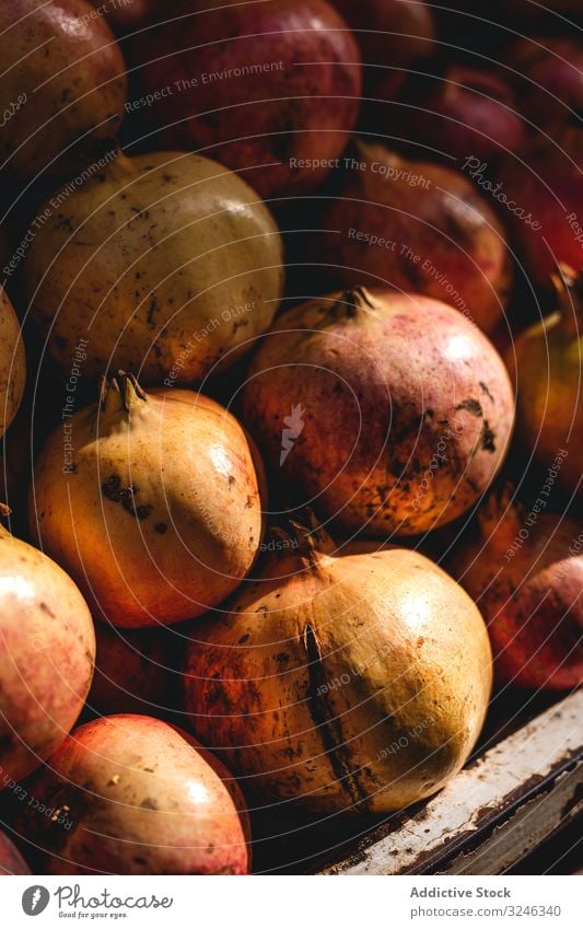 Straßenmarkt des Sortiments an frischem Obst und Gemüse Granatapfel Lebensmittel Markt Frucht organisch gesunde Ernährung farbenfroh grün Verkaufswagen