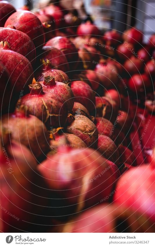 Straßenmarkt des Sortiments an frischem Obst und Gemüse Granatapfel Lebensmittel Markt Frucht organisch gesunde Ernährung farbenfroh grün Verkaufswagen