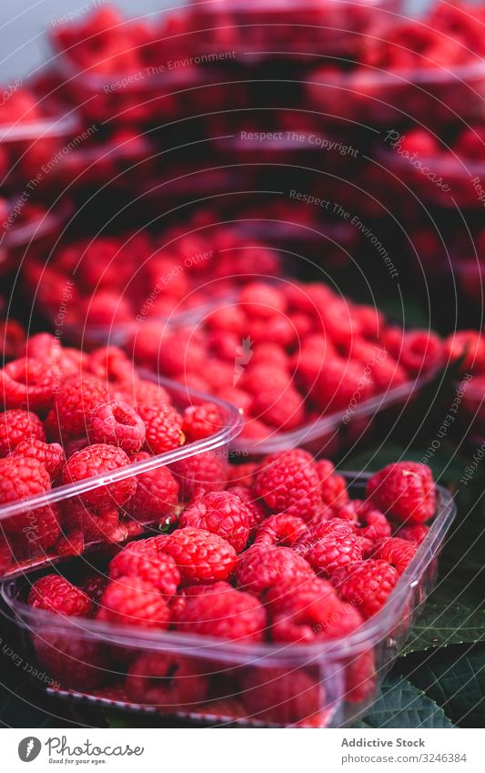 Straßenmarkt des Sortiments an frischem Obst und Gemüse Himbeeren rot Lebensmittel Markt Frucht organisch gesunde Ernährung farbenfroh grün Verkaufswagen