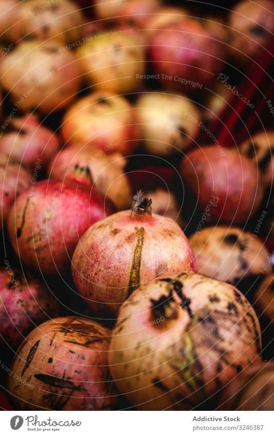 Straßenmarkt des Sortiments an frischem Obst und Gemüse Granatapfel Lebensmittel Markt Frucht organisch gesunde Ernährung farbenfroh grün Verkaufswagen