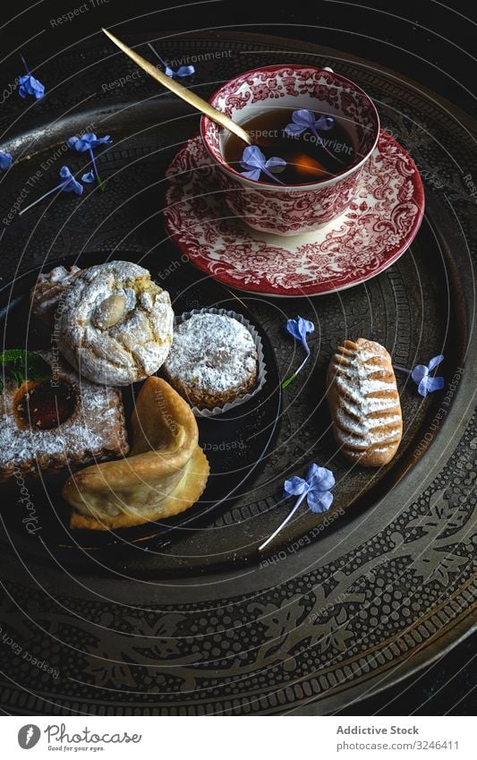 Traditioneller Tee mit Minze und gemischten arabischen Süßigkeiten trinken Lebensmittel Dessert Ramadan halal eid Cookies selbstgemacht geschmackvoll Kultur