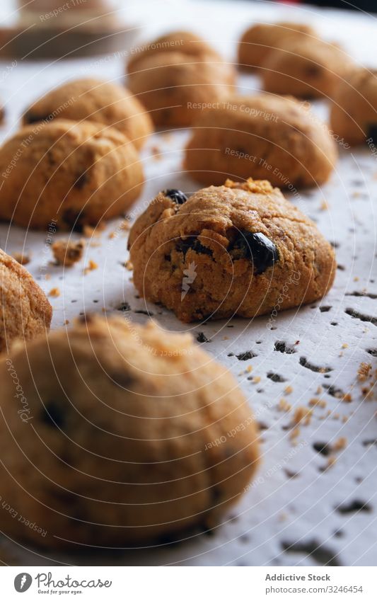 Hausgemachte Kekse auf weißem Tisch Krümel knackig Biskuit Dessert süß Lebensmittel Leckerbissen Speise lecker Bäckerei Gebäck Mahlzeit Butterkeks Ernährung