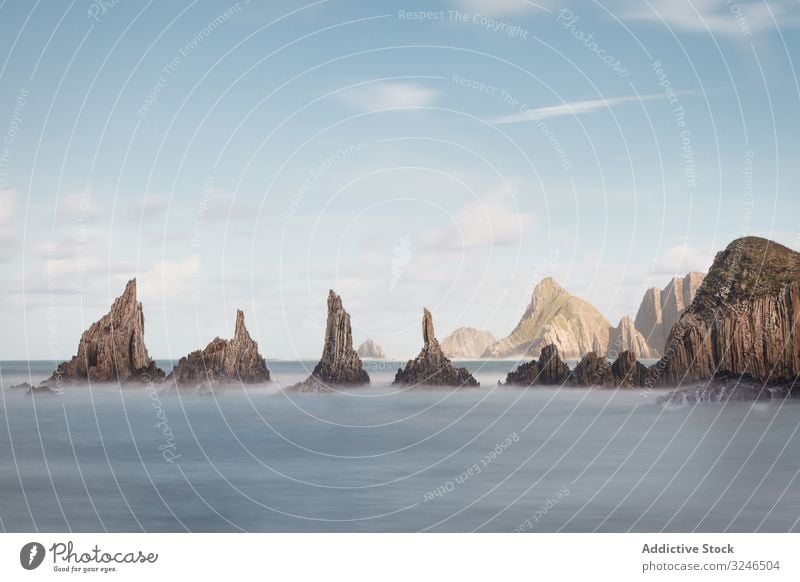 Wunderschöne Ozean-Felsküste bei schönem Wetter Ufer winken Felsen MEER Erosion Wasser schäumen Küste Formation Cloud Ambitus la gueirua Langzeitbelichtung