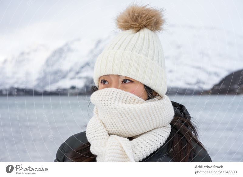 Fröhliche junge Frau in warmer Kleidung heiter Winter Freude Norwegen kaldfjorden Schal Schönheit natürlich Lächeln Straße Charme Vorschein charismatisch Art