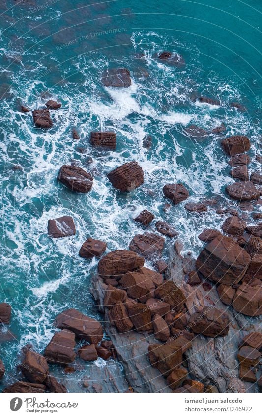 Felsen auf dem blauen Meer an der Küste in Bilbao Spanien Wellen Wasser Außenaufnahme Ferien & Urlaub & Reisen Ausflugsziel Platz Natur Landschaft