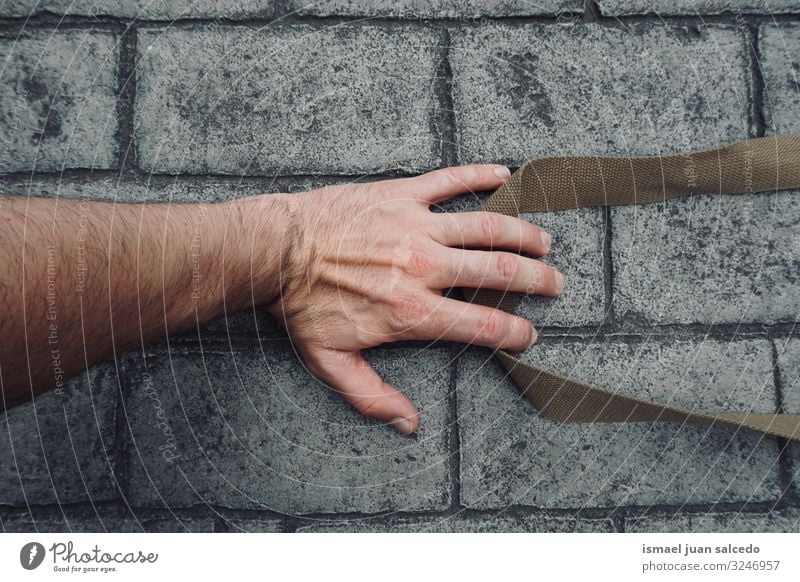 Menschenhand am Boden Hand Stein Finger Handfläche Körperteil Handgelenk Arme Haut gestikulieren Entwurf Symbole & Metaphern Außenaufnahme Straße Gefühle