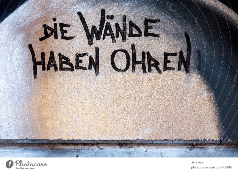 Die Wände haben Ohren | Geschriebenes Mauer Wand Schriftzeichen Graffiti Verschwiegenheit Wachsamkeit Angst Überwachung Datenschutz hören die wände haben ohren