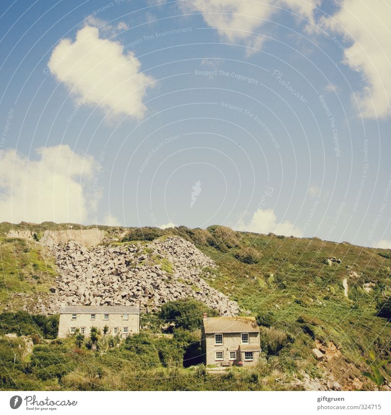 hanglage ohne meerblick Urelemente Erde Himmel Wolken Schönes Wetter Gras Wiese Hügel Felsen Haus Einfamilienhaus Häusliches Leben Einsamkeit steinig Dorf