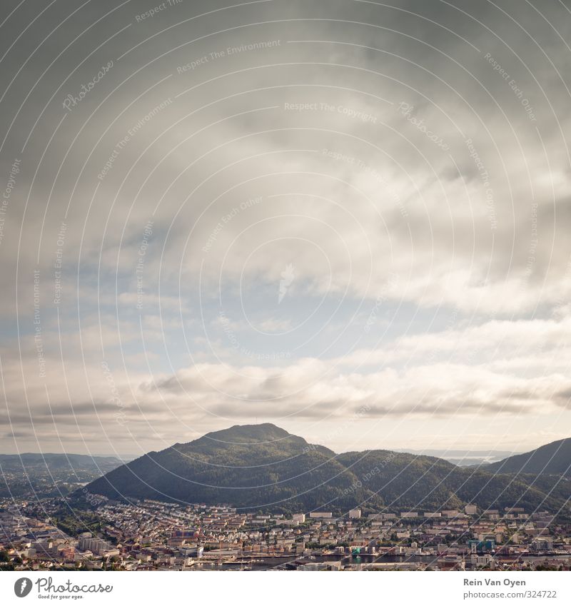 Bewölkte Stadtansicht Großstadt Skyline Hügel Berge u. Gebirge Himmel Hauptstadt Architektur Panorama (Aussicht) Wahrzeichen Farbfoto Stadtzentrum Tourismus