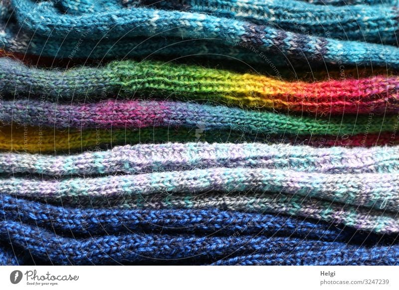 bunte gestrickte Wollsocken liegen gestapelt übereinander Strümpfe schön einzigartig Wärme blau mehrfarbig grün violett rot Ordnung Farbfoto Innenaufnahme