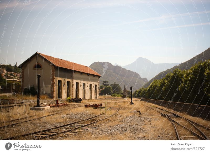 Alter Bahnhof Umwelt Natur Landschaft Pflanze Klima Wetter Schönes Wetter Baum Blume Gras Sträucher Moos trocken Stadt Eisenbahn Gleise Berge u. Gebirge Hügel